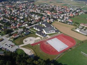 Osnovna Šola Naklo in športno igrišče